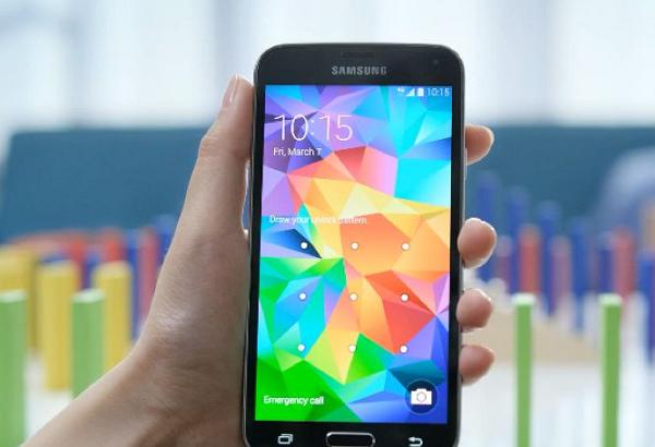 Samsung Galaxy S5 in hand